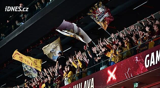 Před řádícími fanoušky prchaly rodiny s dětmi, policie obvinila trojici výtržníků
