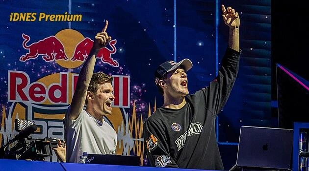 Během výměn hrála hudba, diváky hecoval DJ Menšík. Může to být budoucnost tenisu?