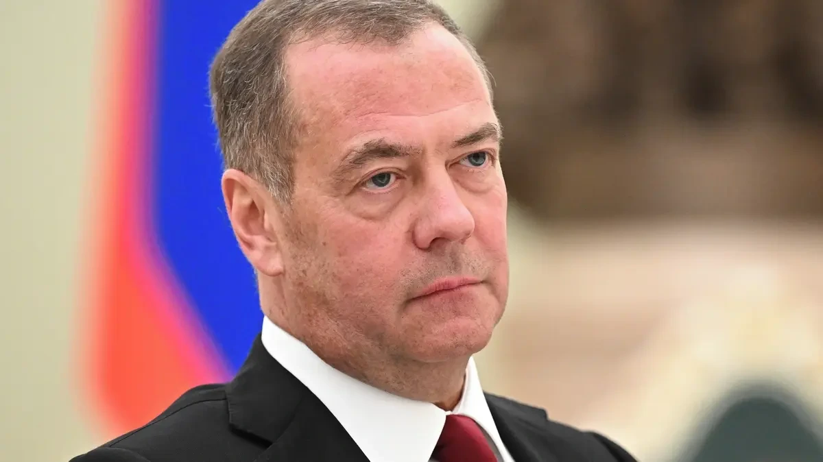 Starlinky budou padat jako mouchy. Medvěděv vyhrožuje vesmírnou válkou  - Novinky