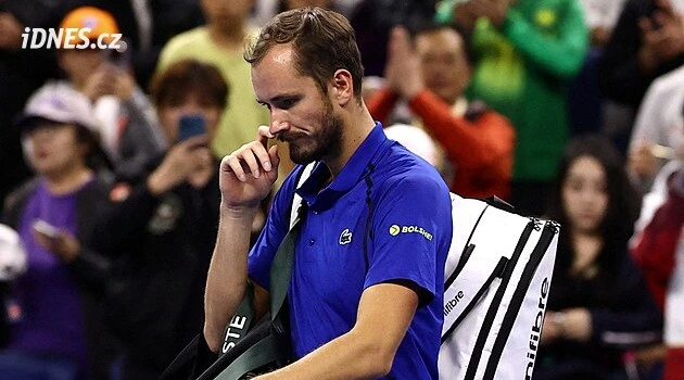 Medveděv se šel omluvit zraněnému fanouškovi do nemocnice, přinesl i dárek