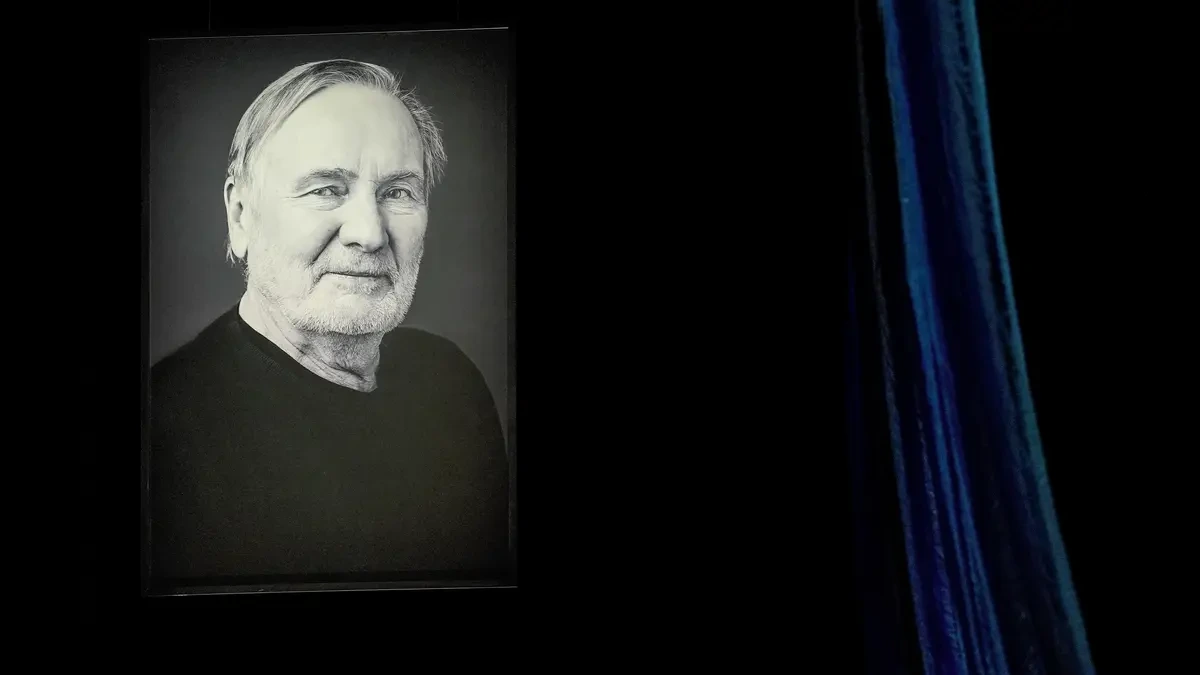 FOTO: S Jiřím Štěpničkou se v Národním divadle loučily stovky lidí