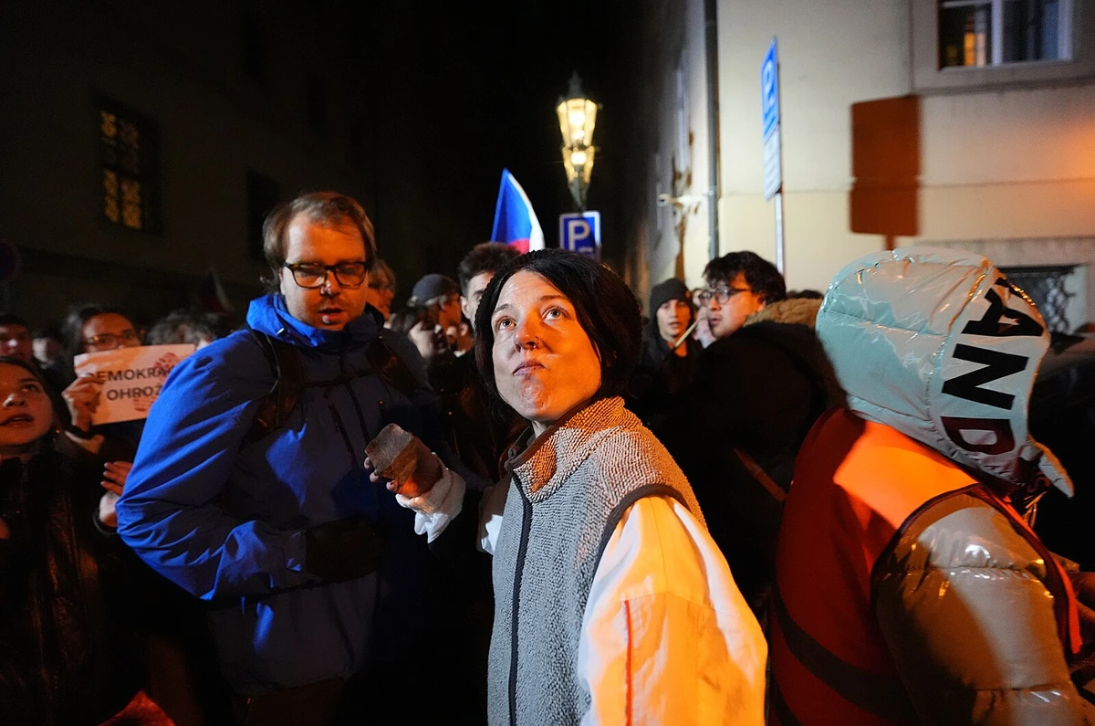 Desítky demonstrantů chtěly vniknout do Sněmovny. Pak letěla první kostka