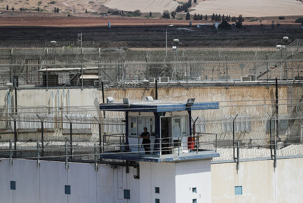 Terorista porcuje melouny nožem. Palestinský spisovatel šije v románu do všech kolem sebe