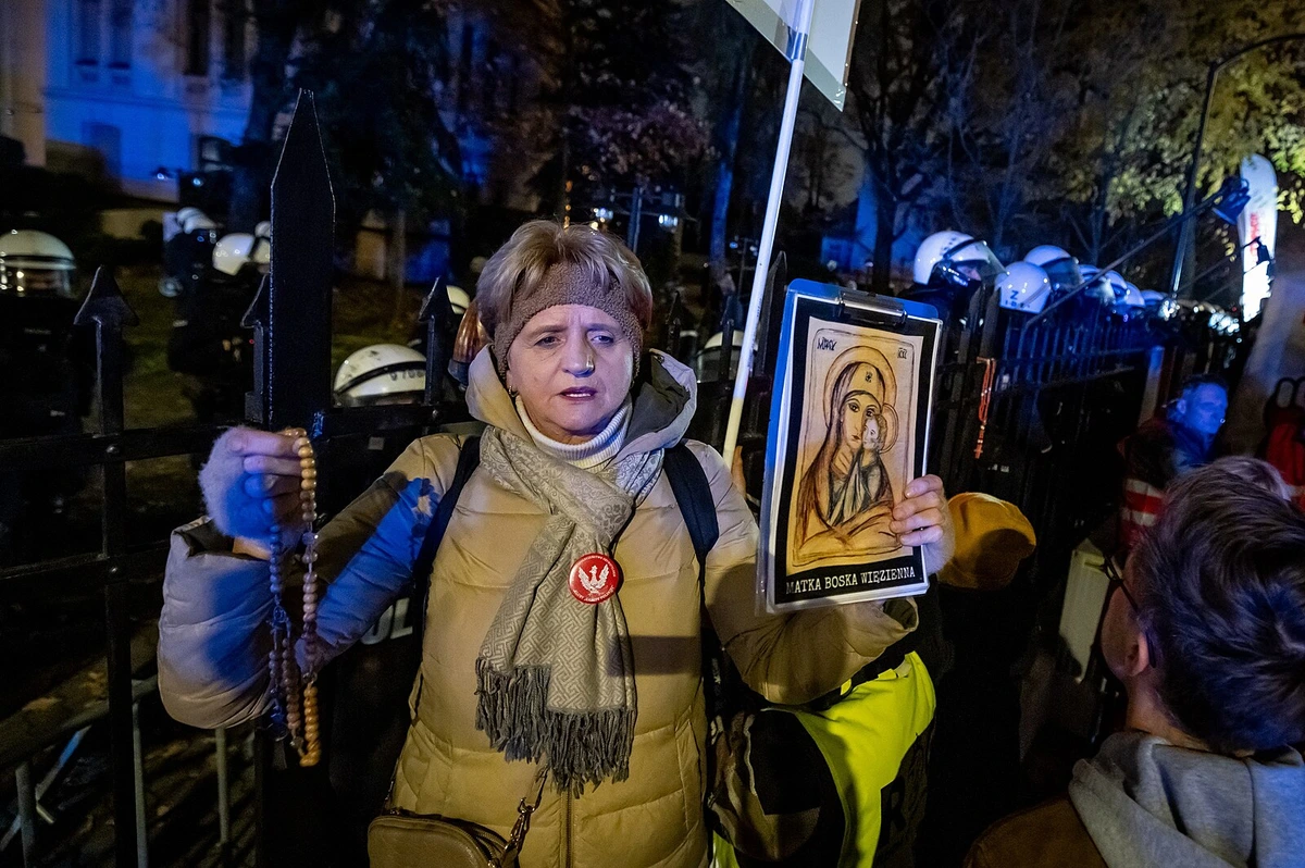 U polského Ústavního soudu zasahuje policie, opozice hovoří o převratu