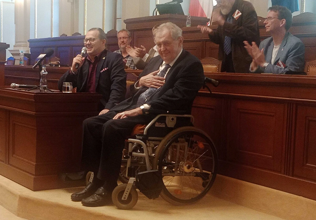 Kolaborace končí zradou národa, vykládal Zeman na akci SPD. Kritizoval Pavla