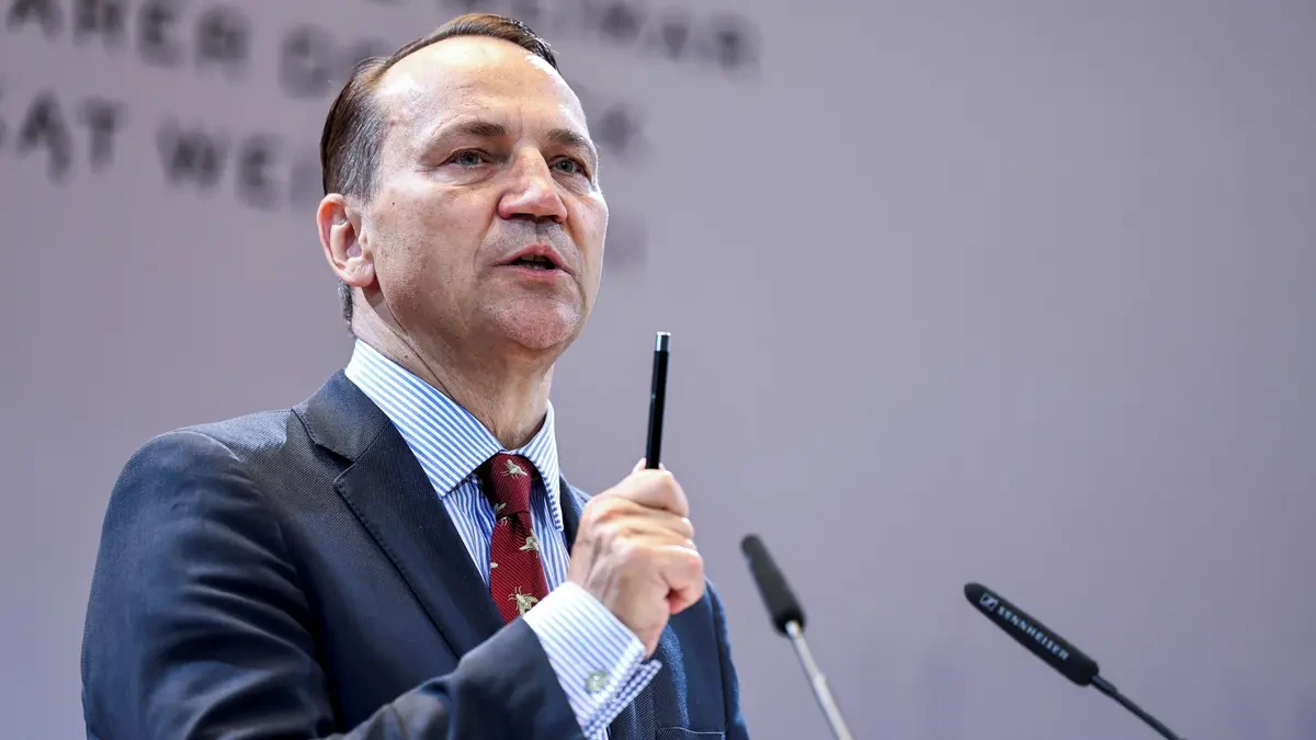 „Hele, chlapáku, my jsme zákazník.“ Sikorski se opřel do Muska kvůli omezení Starlinku pro Ukrajinu - Novinky
