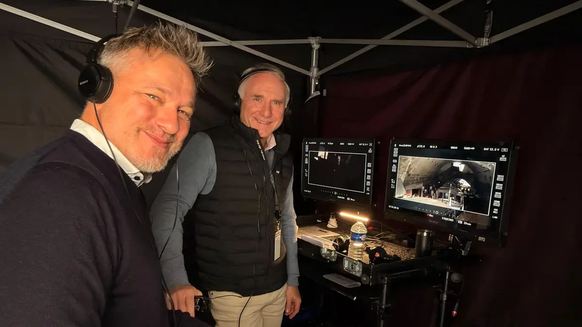 Spisovatel Dan Brown přijel do Prahy na natáčení seriálu Tajemství všech tajemství