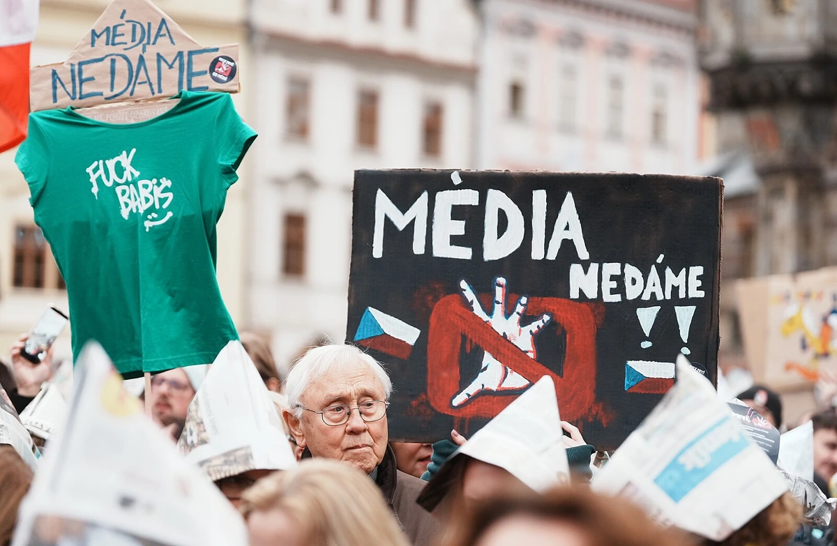 Bitva o poplatky? Nedělejte ze způsobu placení televize a rozhlasu boj o demokracii